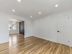 50 Laurel St in Floral Park, NY - Foto de edificio - Building Photo