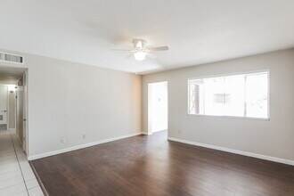 1544 E Clover in Mesa, AZ - Foto de edificio - Building Photo