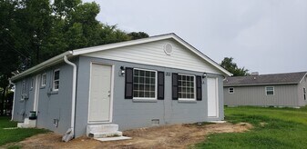 905 Douglas Dr, Unit A in Thomasville, NC - Building Photo
