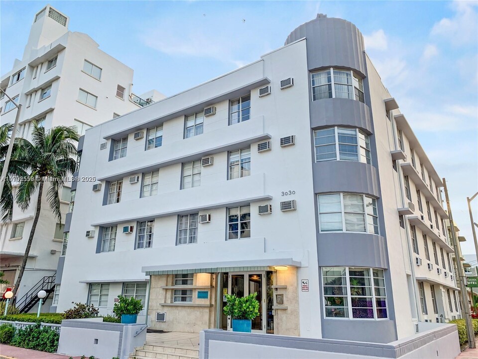 3030 Collins Ave in Miami, FL - Building Photo