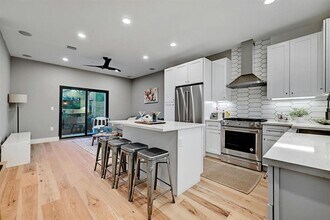 4313 Maybelle Ave in Austin, TX - Foto de edificio - Building Photo