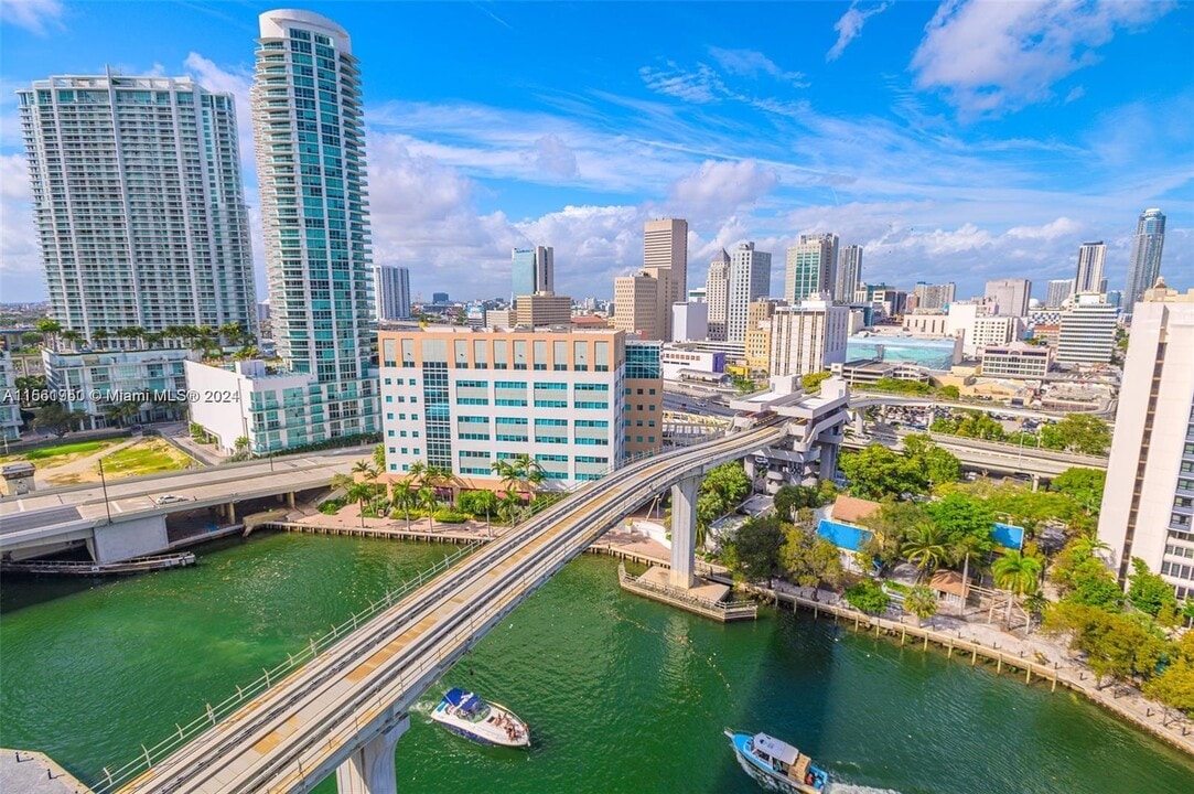 31 SE 5th St, Unit 1801 in Miami, FL - Foto de edificio