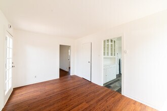 2325 W 36th St in Los Angeles, CA - Building Photo - Building Photo