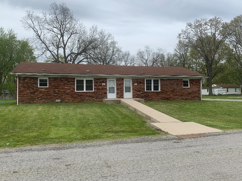 1011 South St in Carlyle, IL - Building Photo