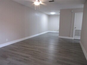 8601 NW 35th St, Unit 5 in Coral Springs, FL - Foto de edificio - Building Photo