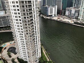 900 Brickell Key Dr in Miami, FL - Building Photo - Building Photo