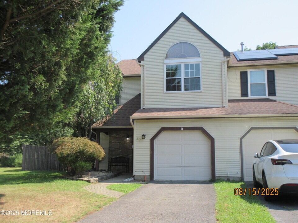 29 Longbrook Ln in Freehold, NJ - Foto de edificio