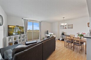 3000 Coral Wy in Coral Gables, FL - Building Photo