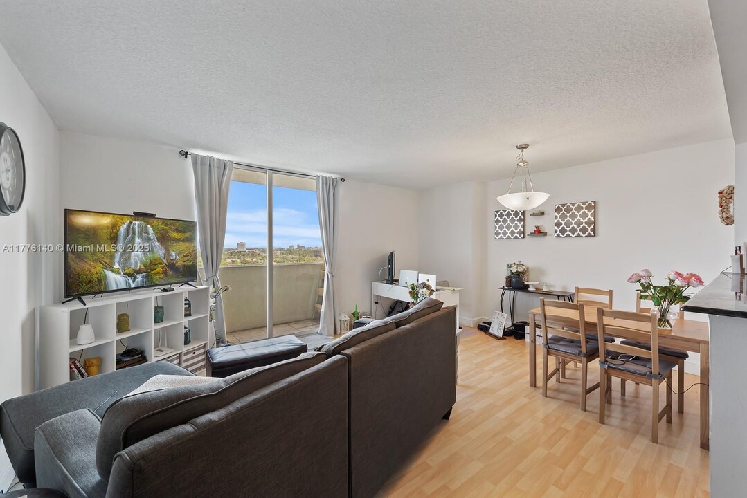 3000 Coral Wy in Coral Gables, FL - Building Photo