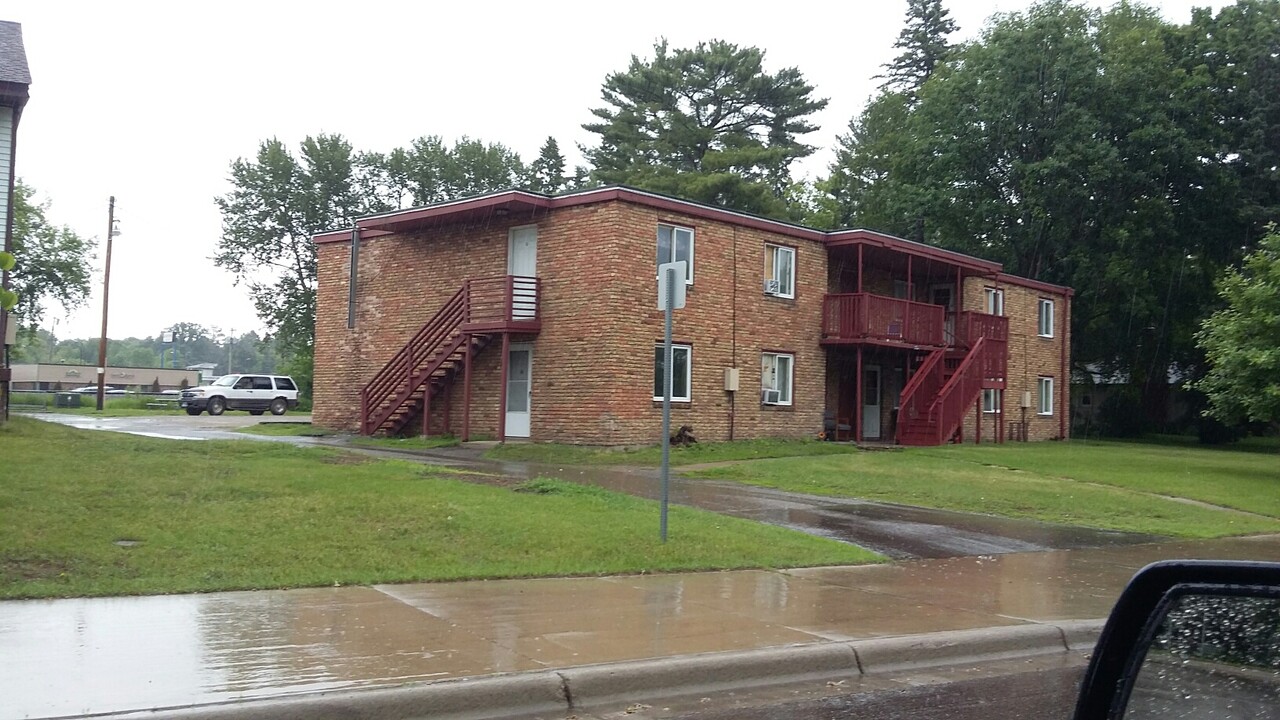 Canal Apartments in Grand Rapids, MN - Foto de edificio