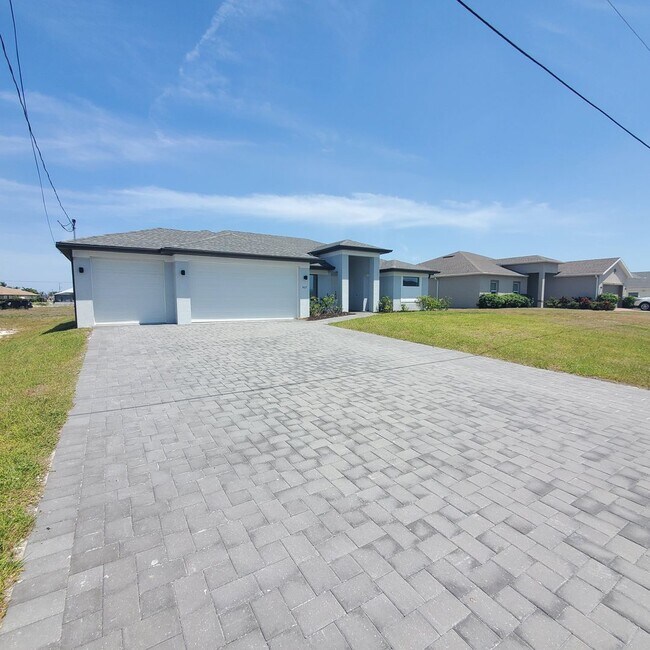 907 NW 37th Ave in Cape Coral, FL - Building Photo - Building Photo