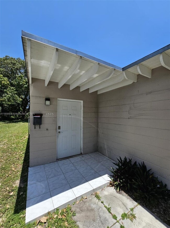 1575 NE 128th St in North Miami, FL - Building Photo - Building Photo