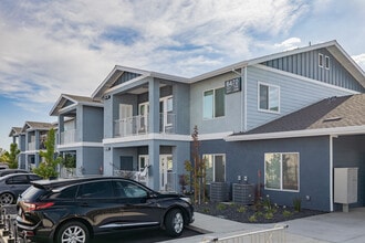 Tran Villa Apartments in Sacramento, CA - Building Photo - Building Photo
