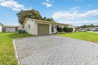 5616 NW 48th Way in Tamarac, FL - Building Photo - Building Photo