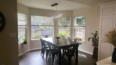 2409 SE Chinaberry Ave in Roseburg, OR - Building Photo - Building Photo