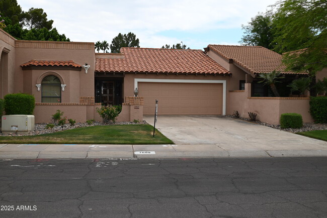 property at 7689 N Vía De Platina