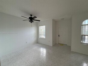 5225 NW 112th Ave in Doral, FL - Foto de edificio - Building Photo