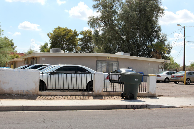 Camelback Six in Phoenix, AZ - Foto de edificio - Building Photo