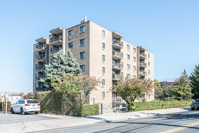 Village Plaza in Flushing, NY - Foto de edificio - Primary Photo