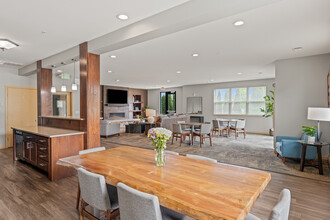 The Woodlands Apartments in Menomonee Falls, WI - Foto de edificio - Building Photo