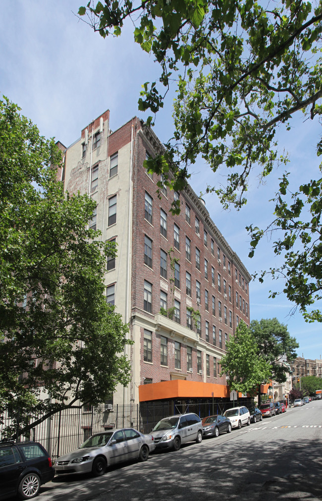 Logan Gardens in New York, NY - Building Photo - Building Photo