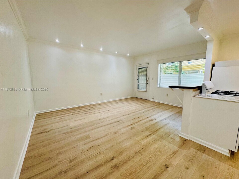 65 Washington Ave in Miami Beach, FL - Building Photo