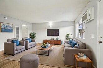 Villa Lago in Lake Balboa, CA - Building Photo - Building Photo