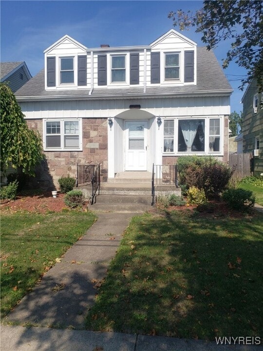 2744 Woodlawn Ave in Niagara Falls, NY - Foto de edificio