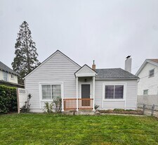 406 Newtown St in Medford, OR - Building Photo