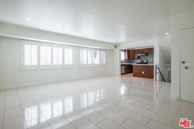 property at 148 S Reeves Dr