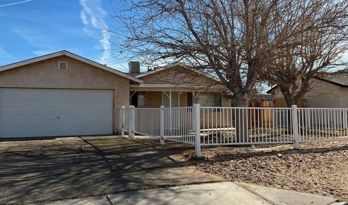 18219 Cherimoya Rd in Adelanto, CA - Building Photo