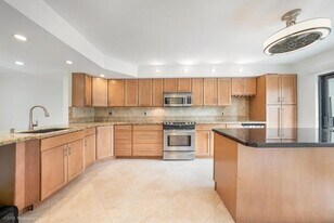 320 Deer Creek Wildwood Ln E in Deerfield Beach, FL - Building Photo