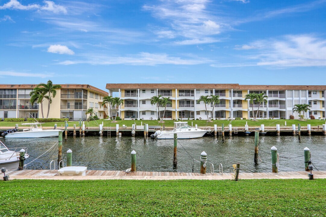 111 Doolen Ct in North Palm Beach, FL - Building Photo