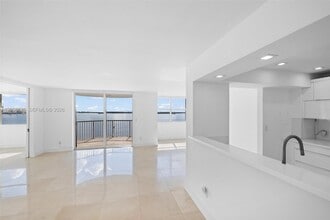 1420 Brickell Bay Dr, Unit 1001A in Miami, FL - Foto de edificio - Building Photo
