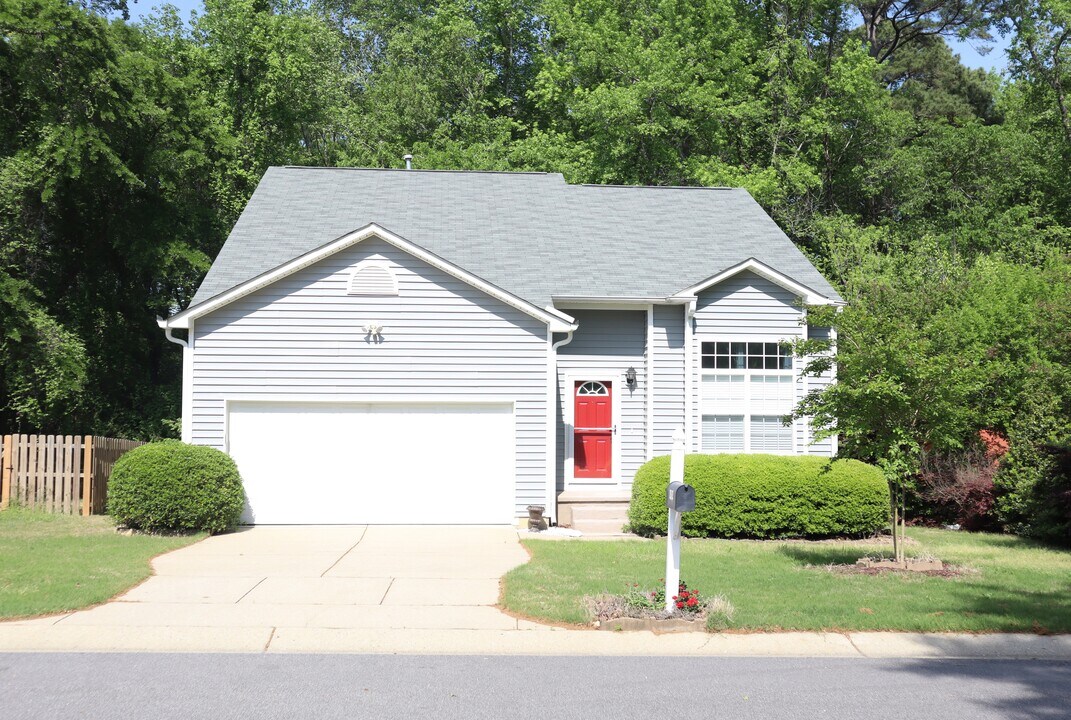 232 N Honey Springs Ave in Fuquay Varina, NC - Foto de edificio