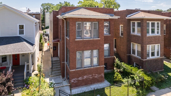 3337 W Cullom Ave in Chicago, IL - Foto de edificio - Building Photo