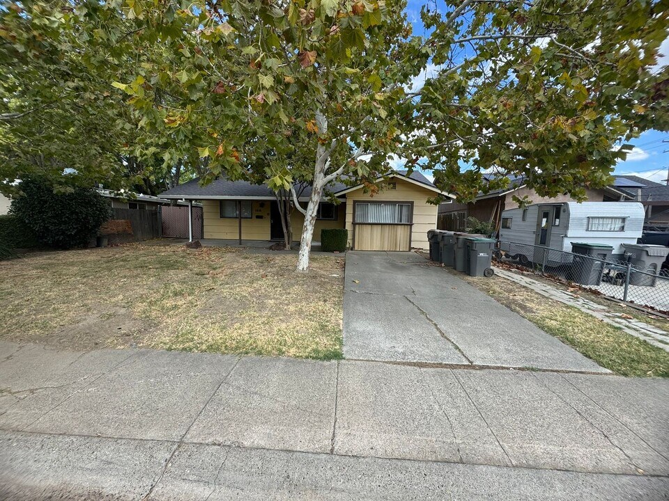 1016 Fremont Blvd in West Sacramento, CA - Foto de edificio