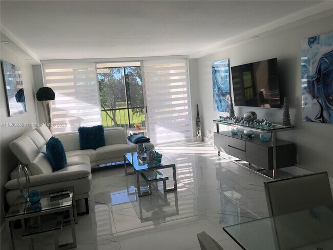 16400 Golf Club Rd in Weston, FL - Building Photo - Building Photo