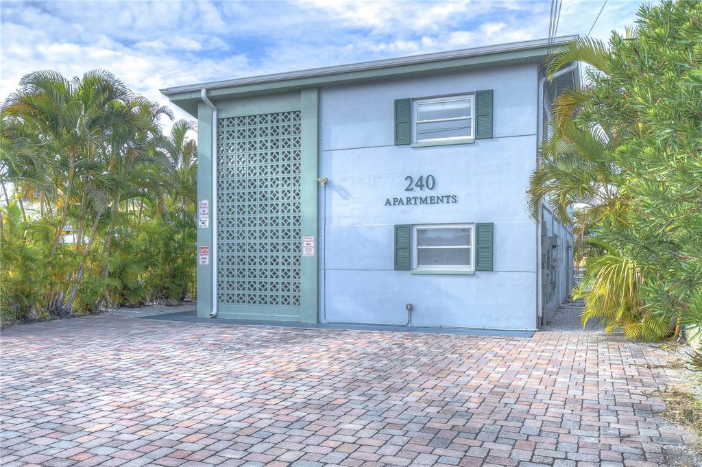 240 115th Ave in Treasure Island, FL - Building Photo