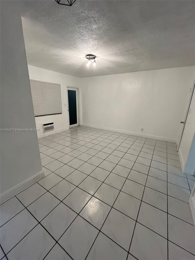 7155 Rue Notre Dame in Miami Beach, FL - Building Photo - Building Photo
