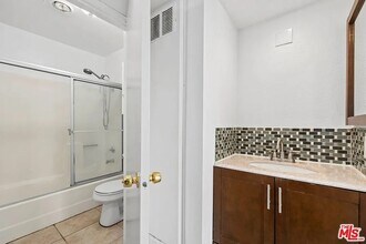 5143 Bakman Ave, Unit 201 in North Hollywood, CA - Foto de edificio - Building Photo