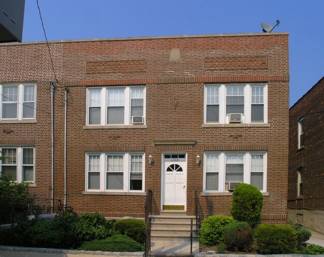 1726 Lurting Ave in Bronx, NY - Foto de edificio - Building Photo