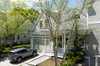 Lexington Courtyard in Lexington, MA - Foto de edificio - Building Photo