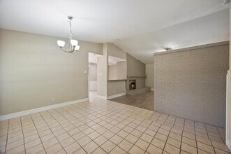 2413 Village Green Dr in Garland, TX - Foto de edificio - Building Photo