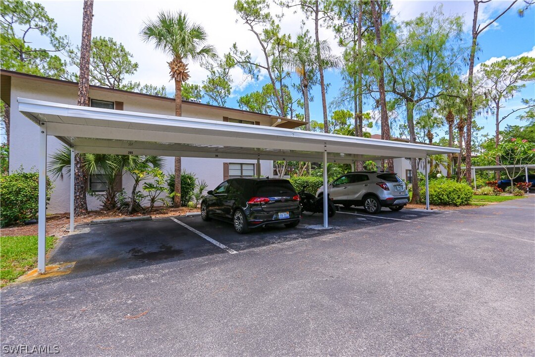 1765 Courtyard Way in Naples, FL - Building Photo