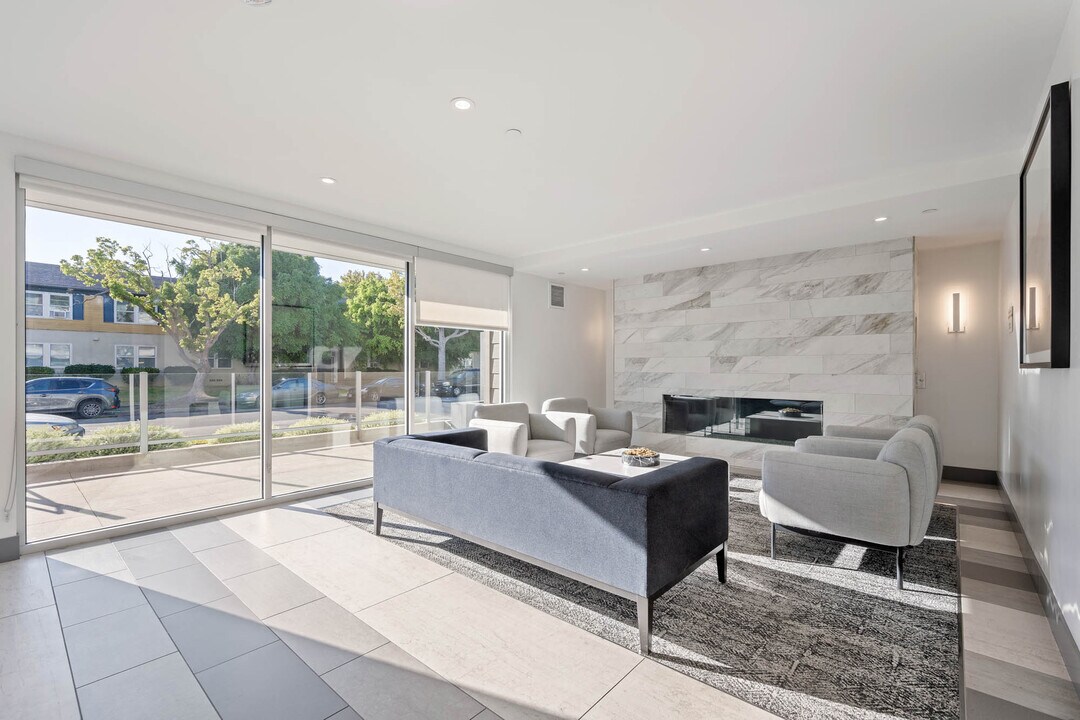 8820 Belford Ave in Los Angeles, CA - Building Photo
