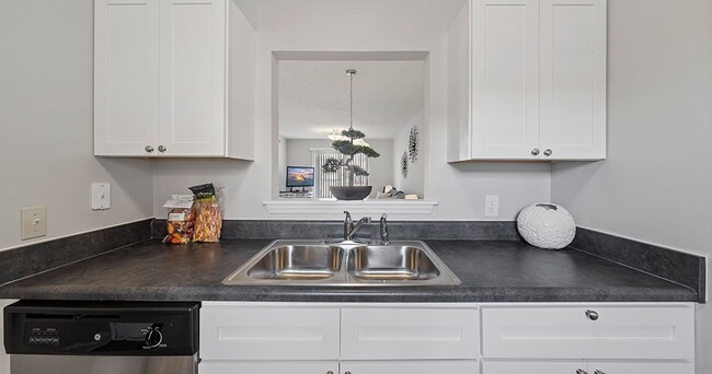 Seahawk Retreat Apartments in Wilmington, NC - Building Photo - Building Photo