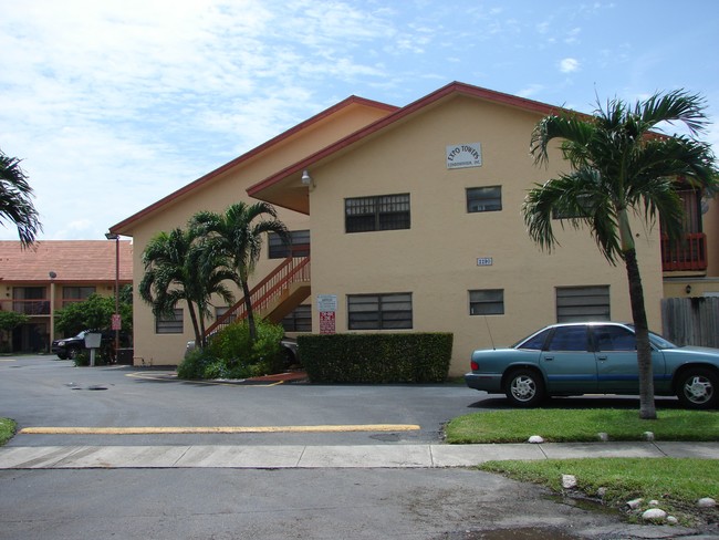 2290 W 54th Pl in Hialeah, FL - Building Photo - Building Photo