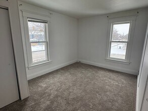 321 W 5th St in Cedar Falls, IA - Building Photo - Building Photo