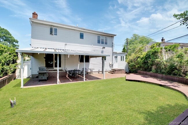 977 Woodcliff Dr in Franklin Square, NY - Building Photo - Building Photo